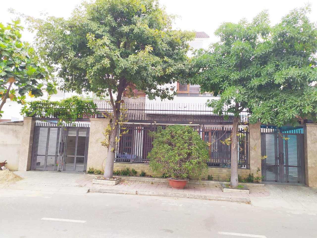 Tổng quan phía trước biệt thự mặt tiền đường